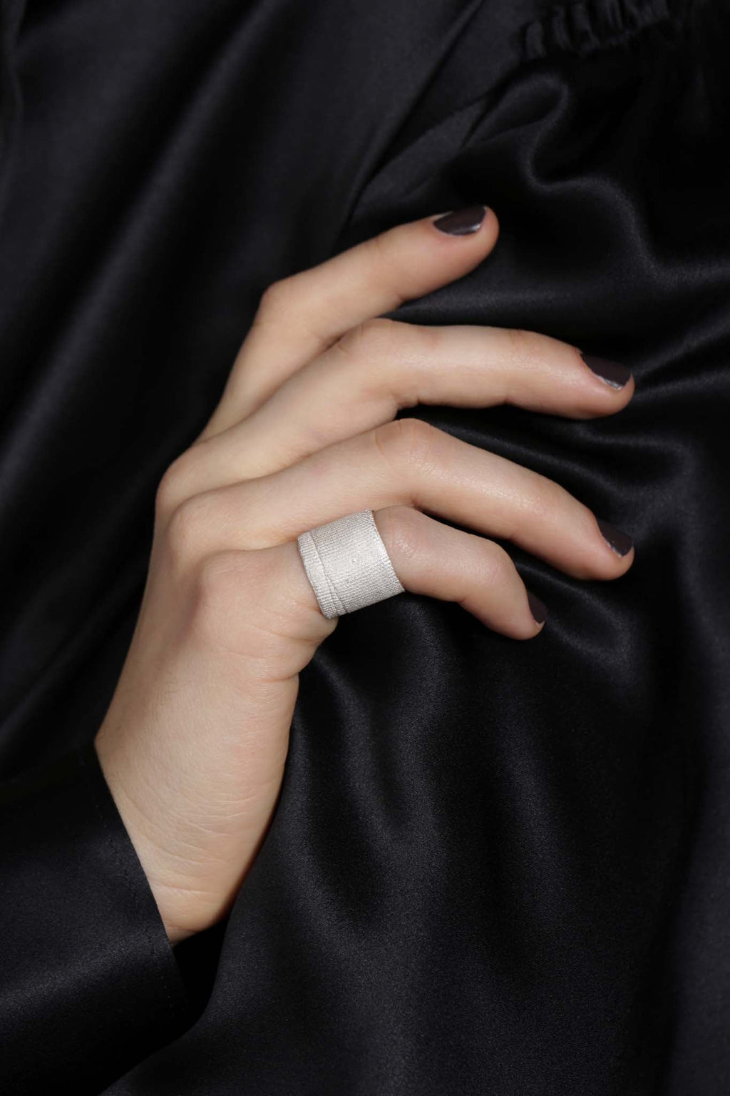 VTGR03 WHITE BANDAGE RING