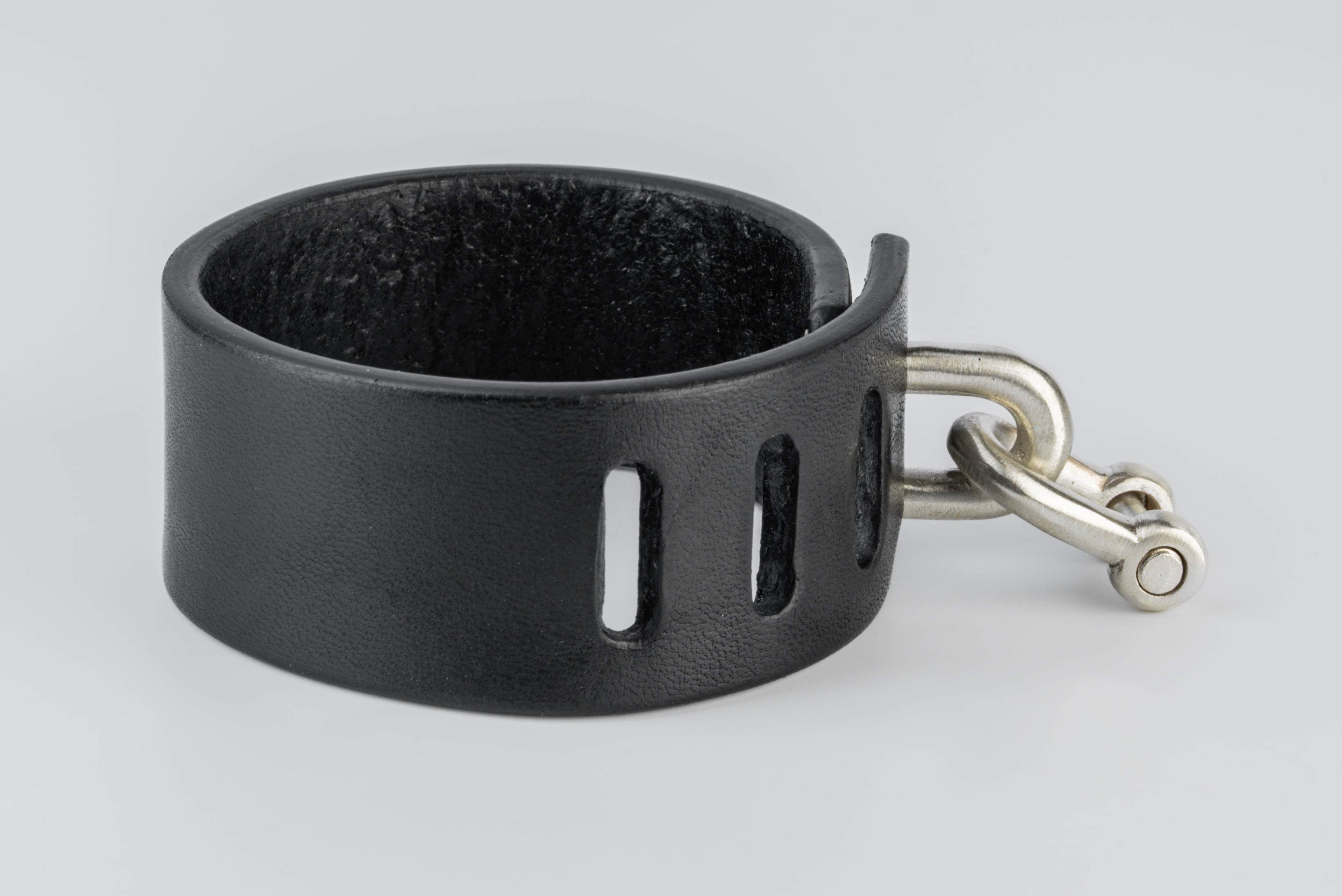 Restraint Charm Bracelet (30mm, MA+BLK)