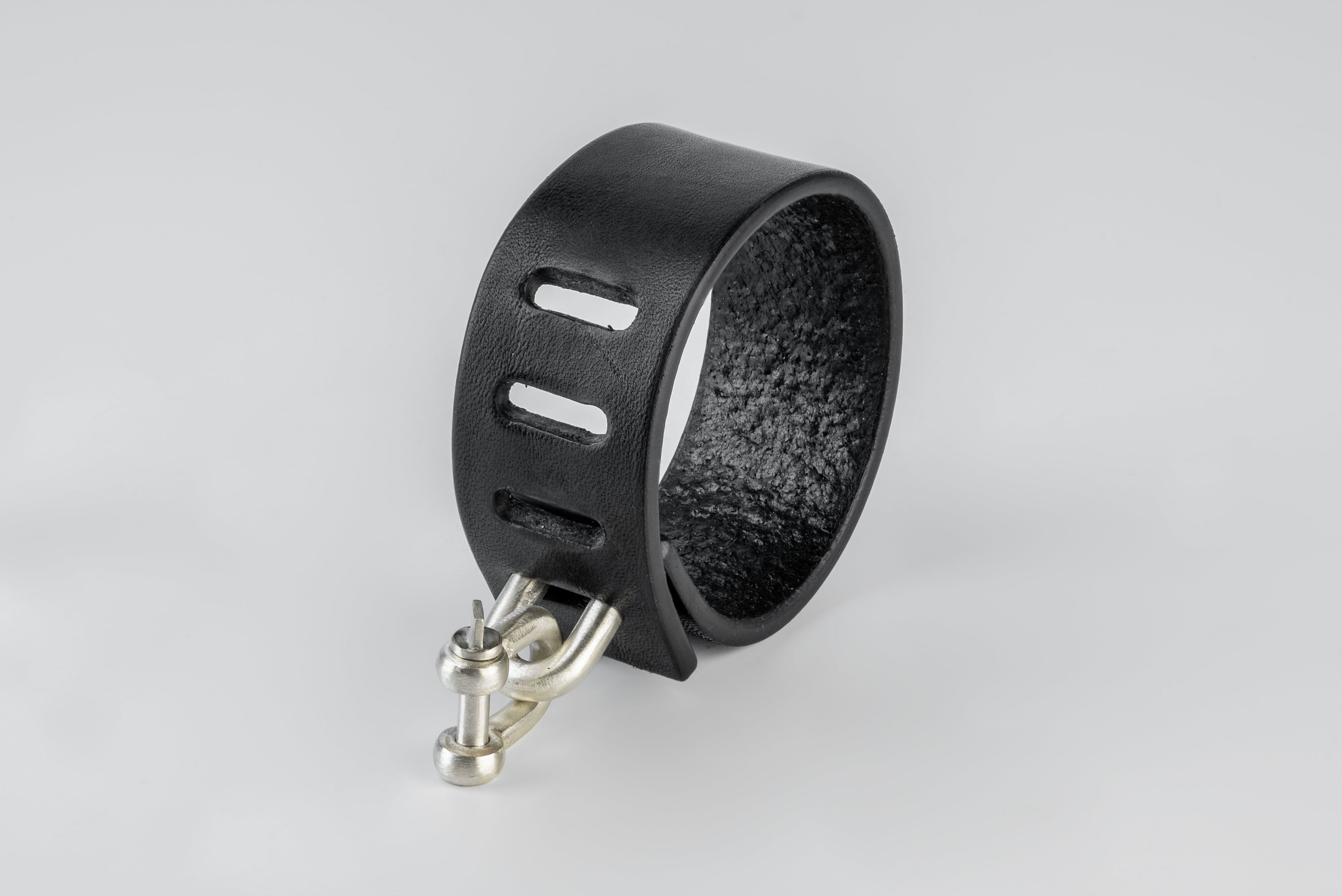 Restraint Charm Bracelet (30mm, MA+BLK)