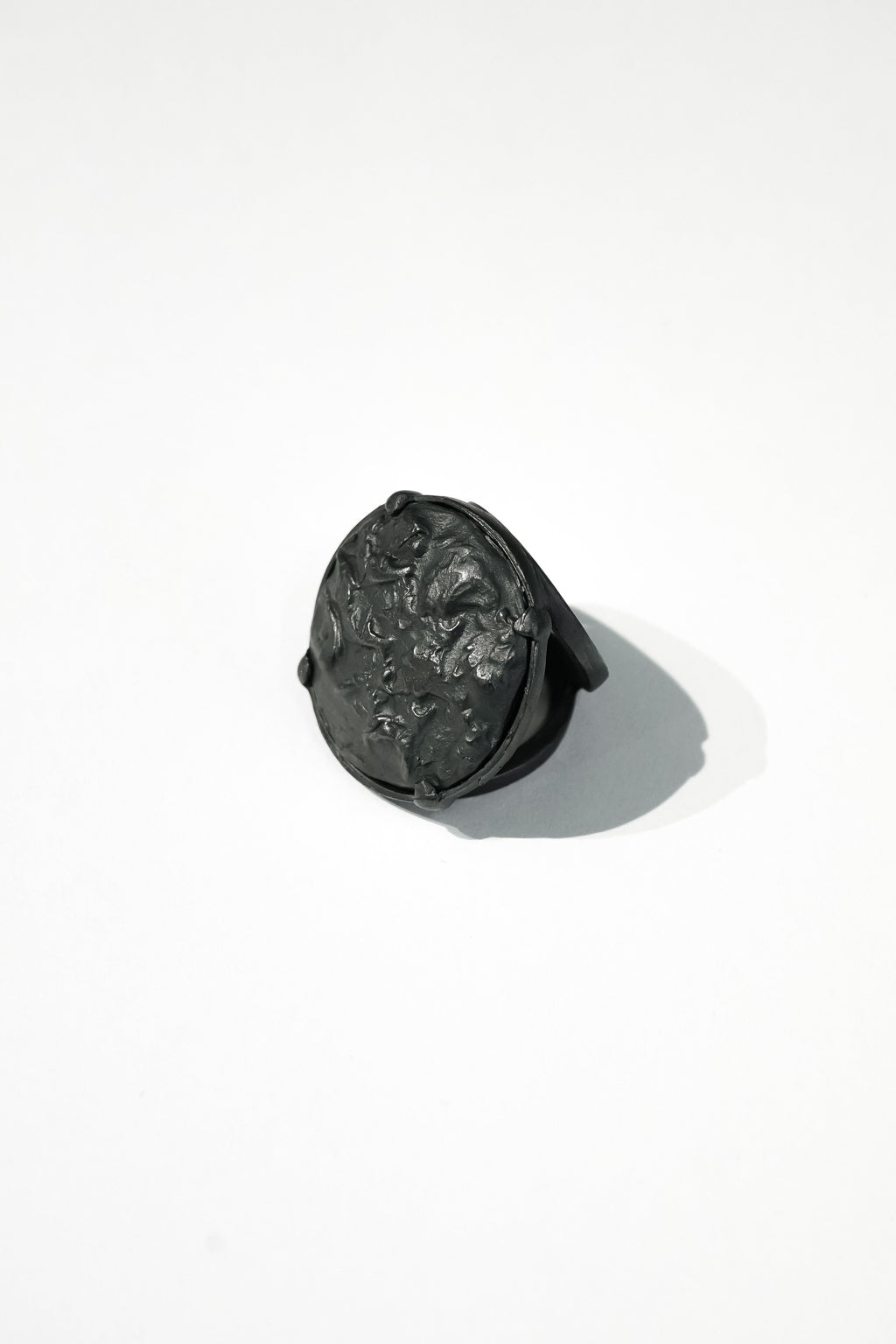 Black Leaf Round Ring