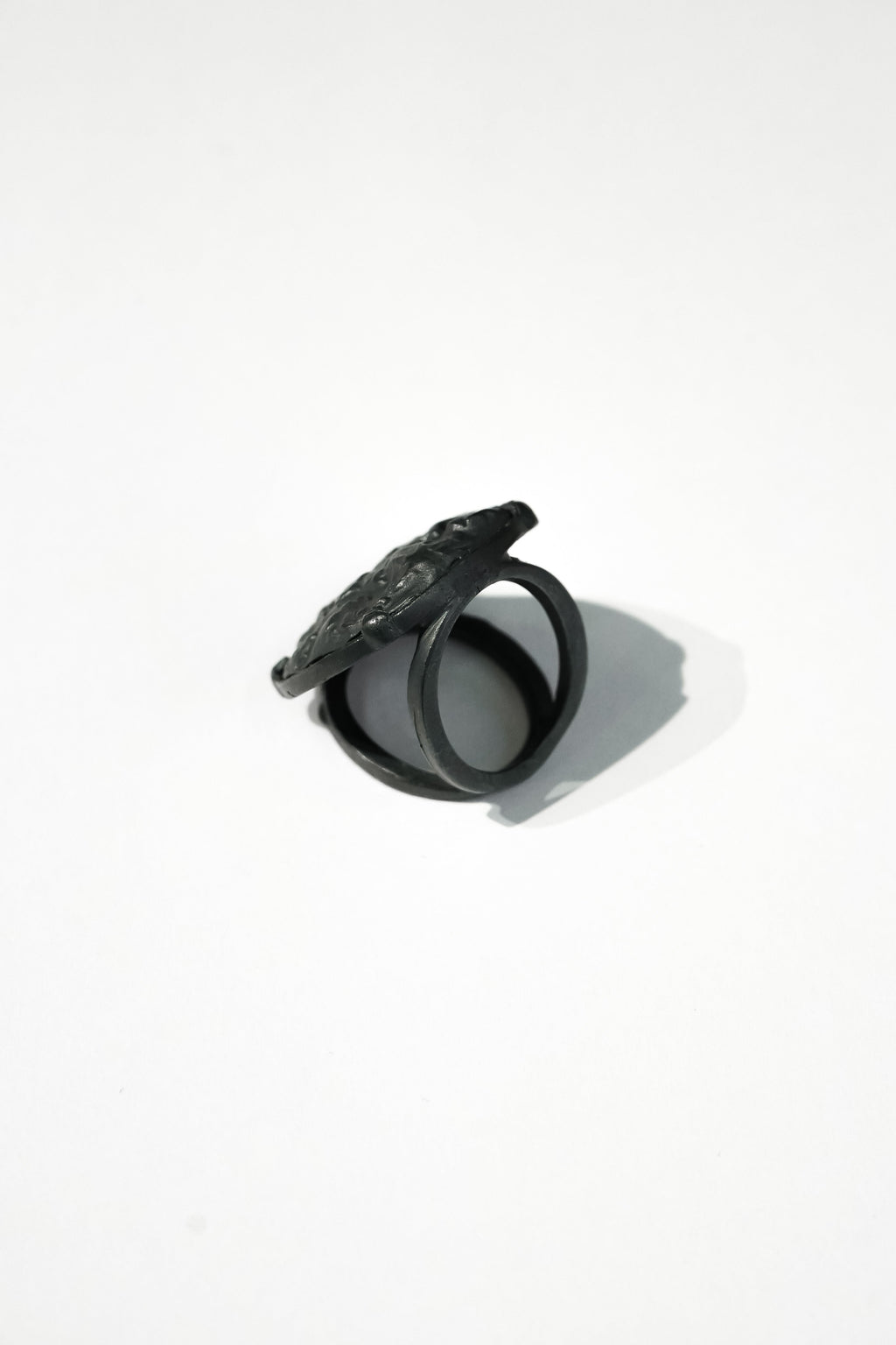 Black Leaf Round Ring