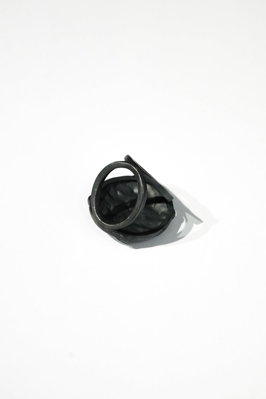 Black Leaf Round Ring