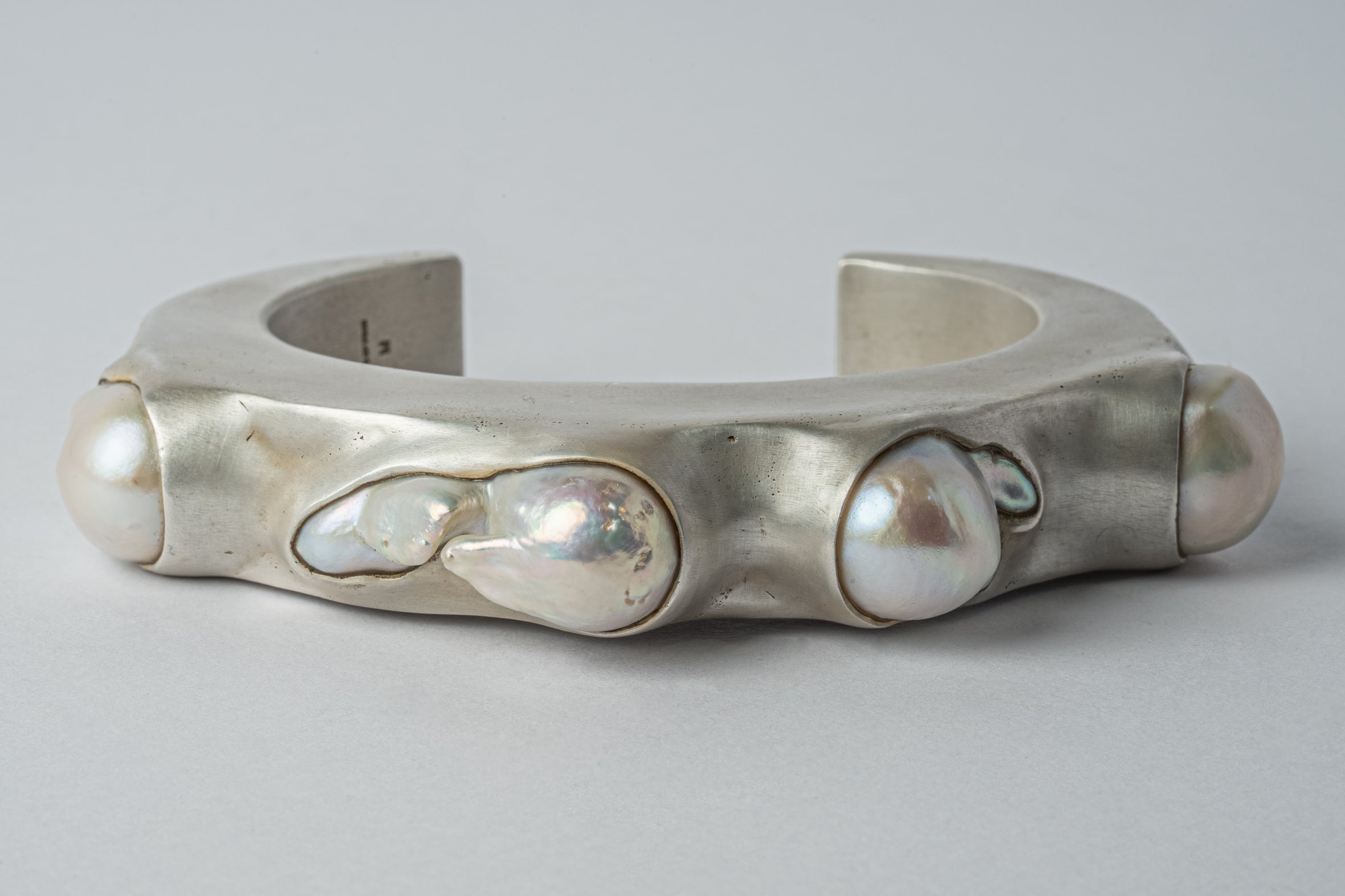 Crescent Bracelet (Terrestrial Surfaced, White Pearl, 15mm)
