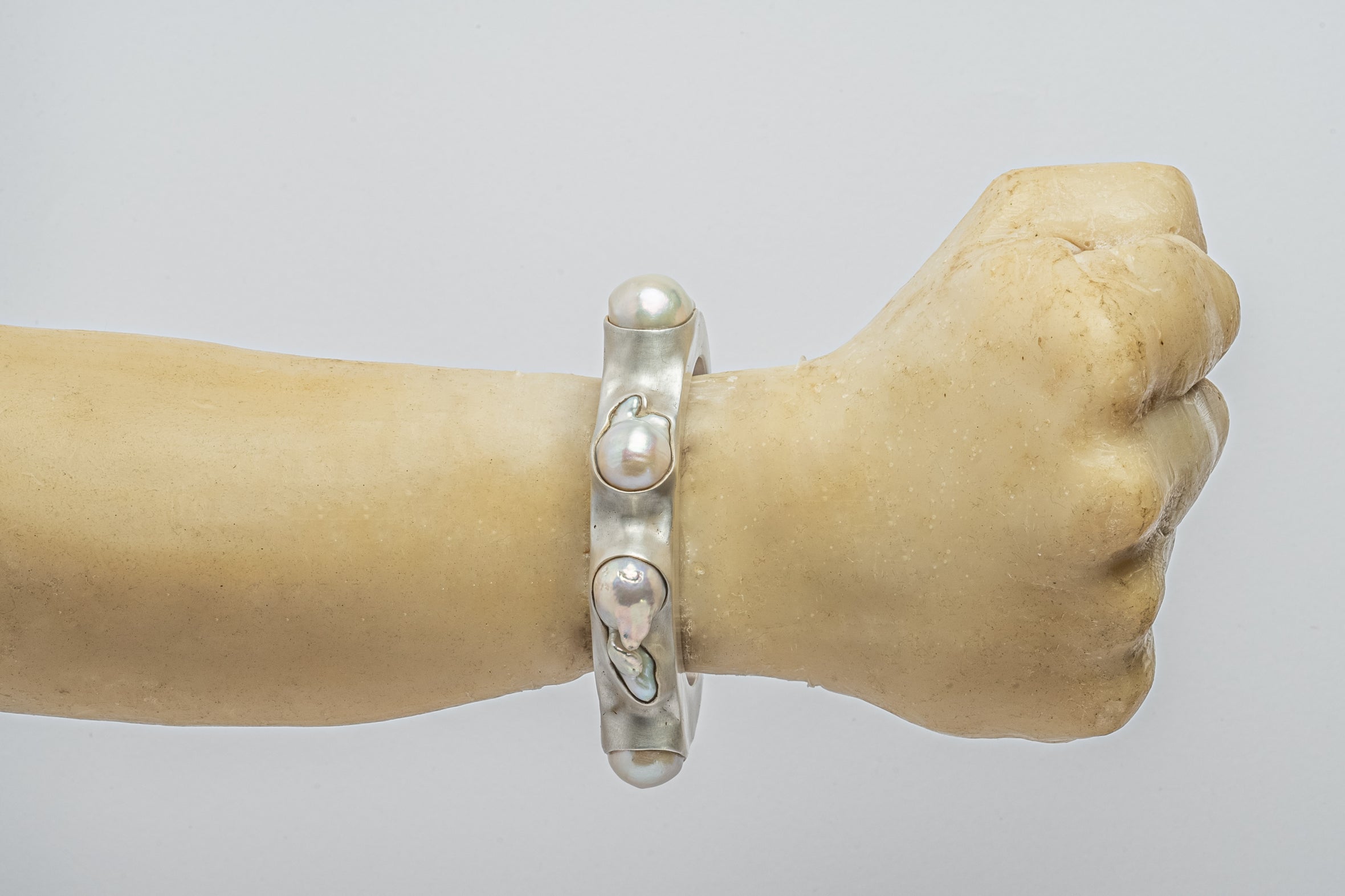 Crescent Bracelet (Terrestrial Surfaced, White Pearl, 15mm)