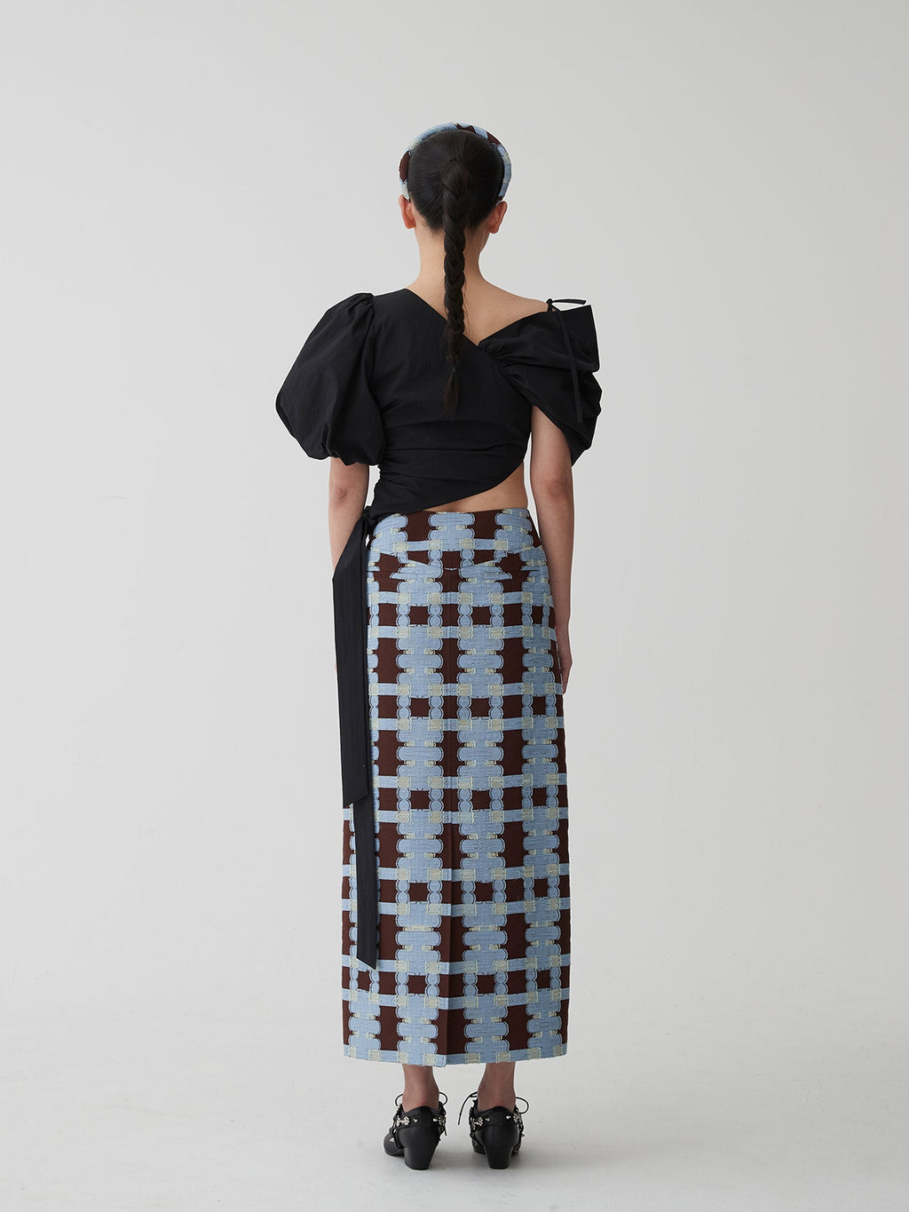 ASYMMETRIC VOLUME TOP