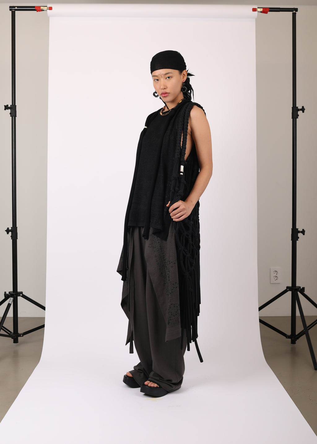 SLEEVELESS KNIT w/ MACRAME HOODIE BLACK