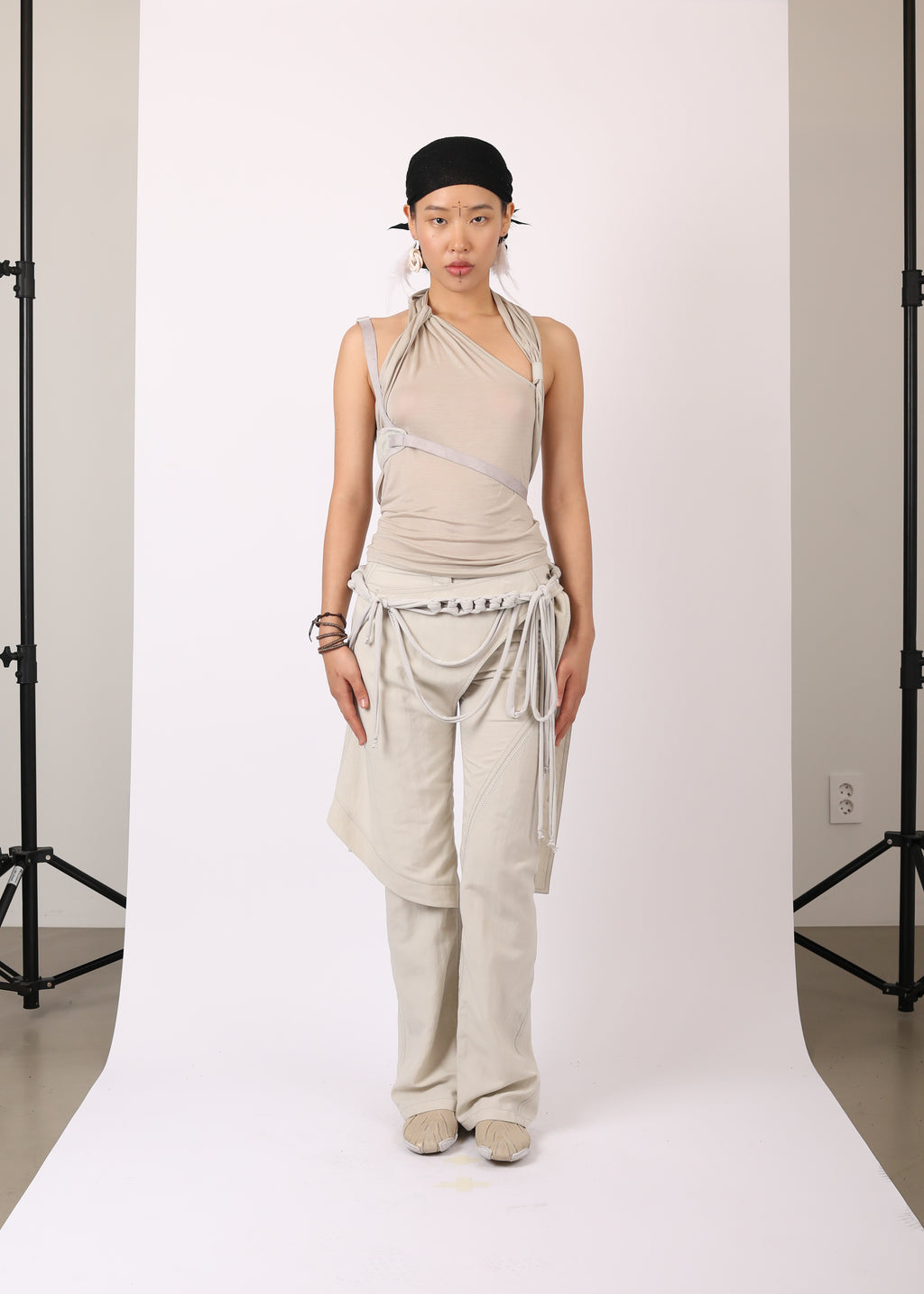 SLEEVELESS KNOT TOP w/ BACK STRAP MOSS BEIGE