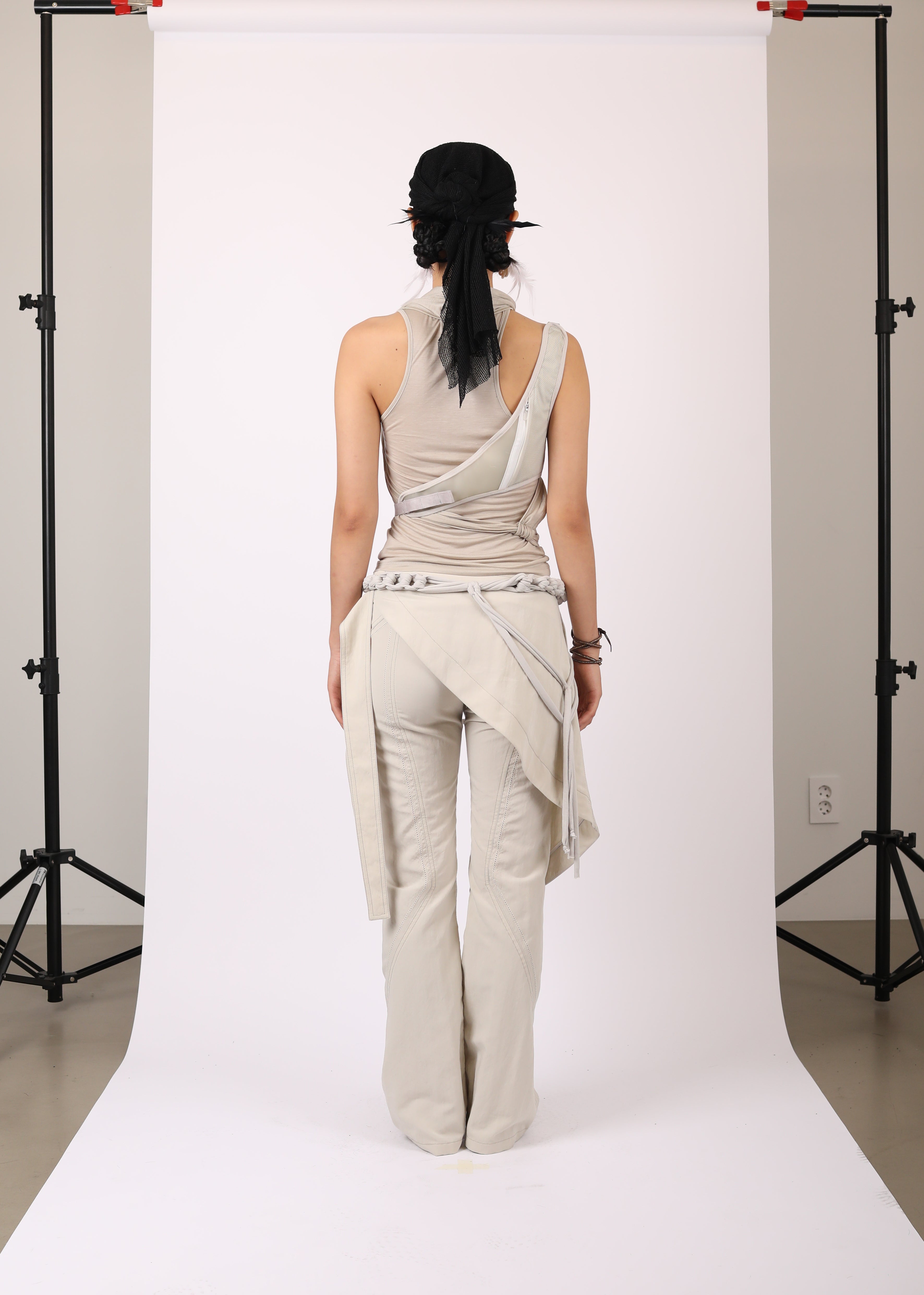 SLEEVELESS KNOT TOP w/ BACK STRAP MOSS BEIGE