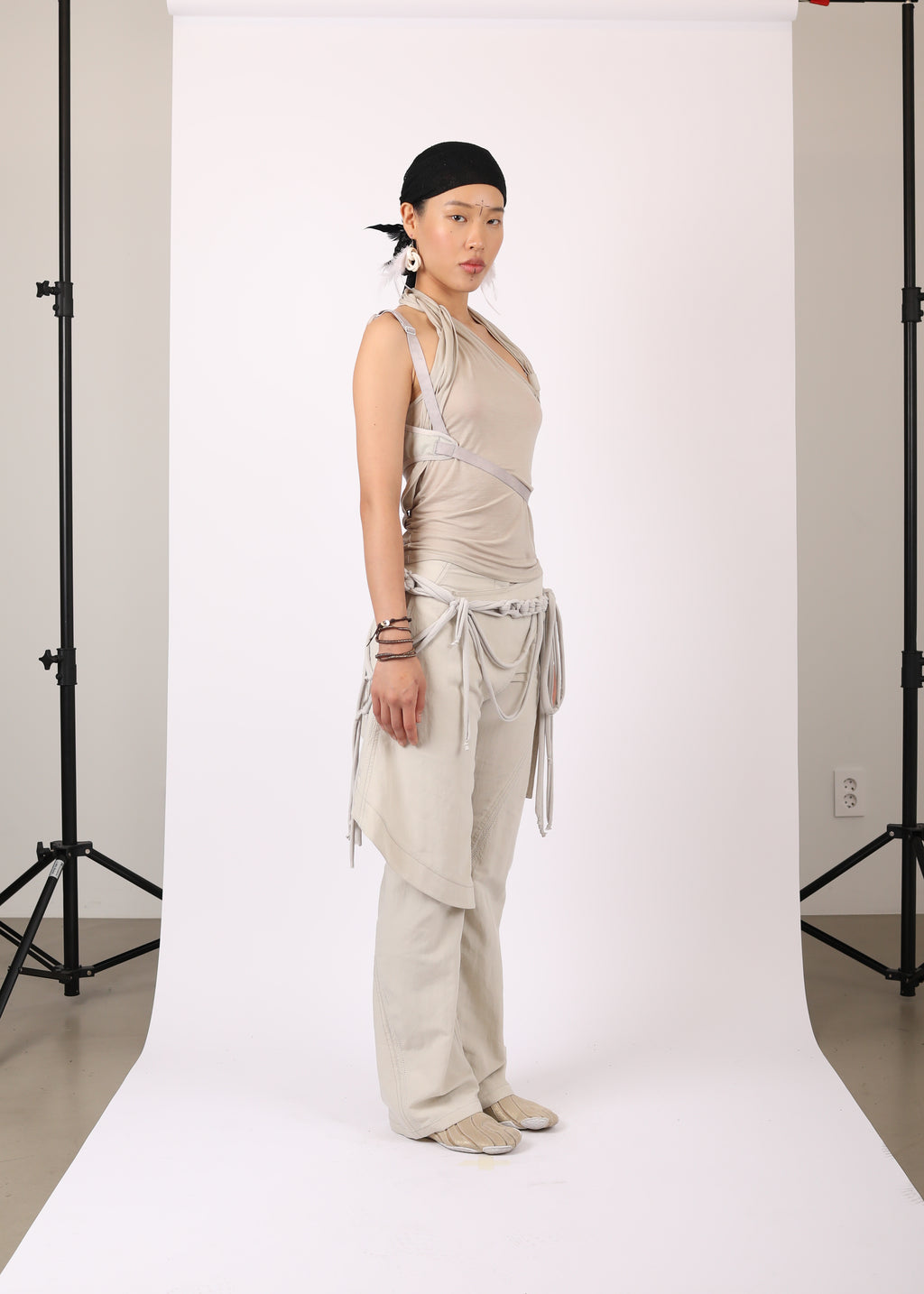 SLEEVELESS KNOT TOP w/ BACK STRAP MOSS BEIGE