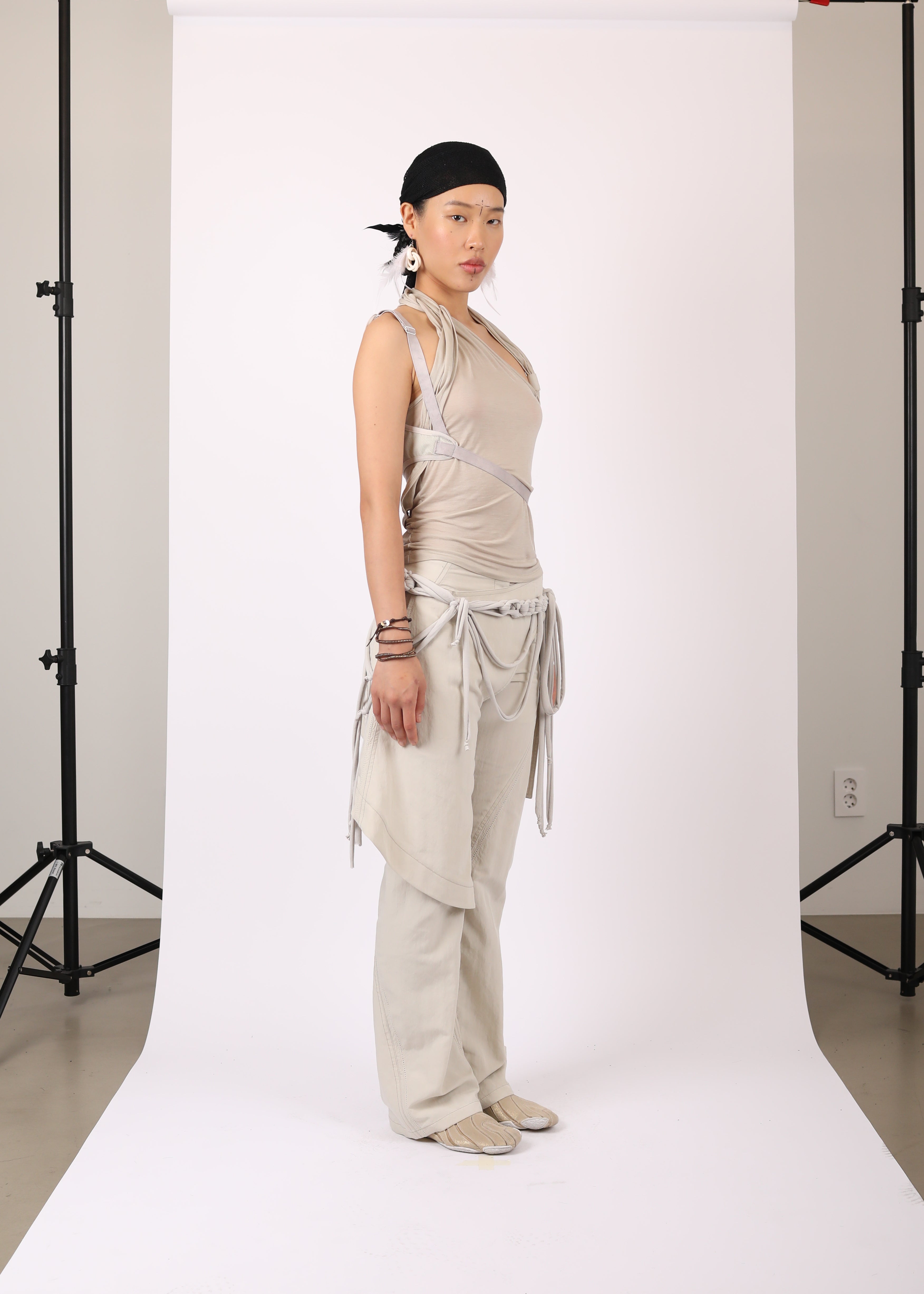 SLEEVELESS KNOT TOP w/ BACK STRAP MOSS BEIGE