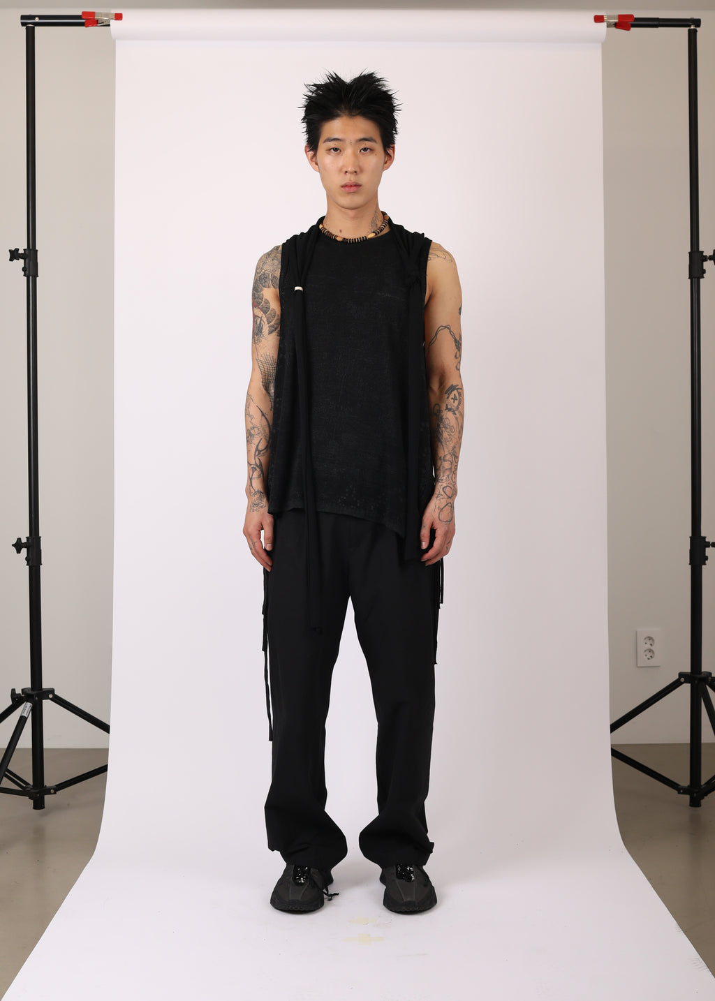 SLEEVELESS KNIT w/ MACRAME HOODIE BLACK