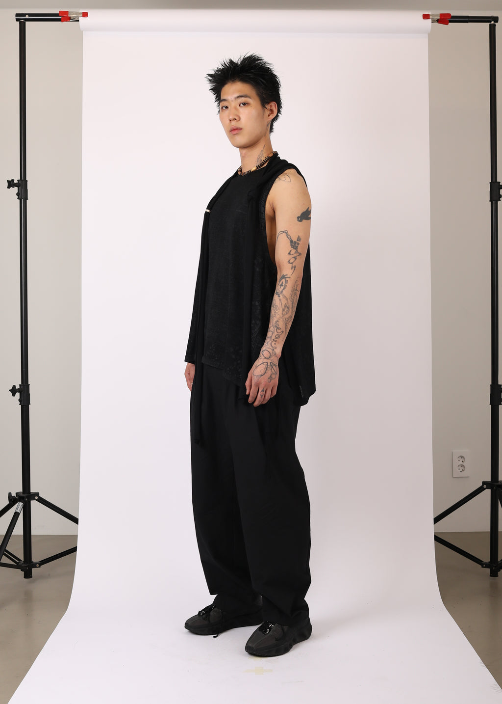 SLEEVELESS KNIT w/ MACRAME HOODIE BLACK