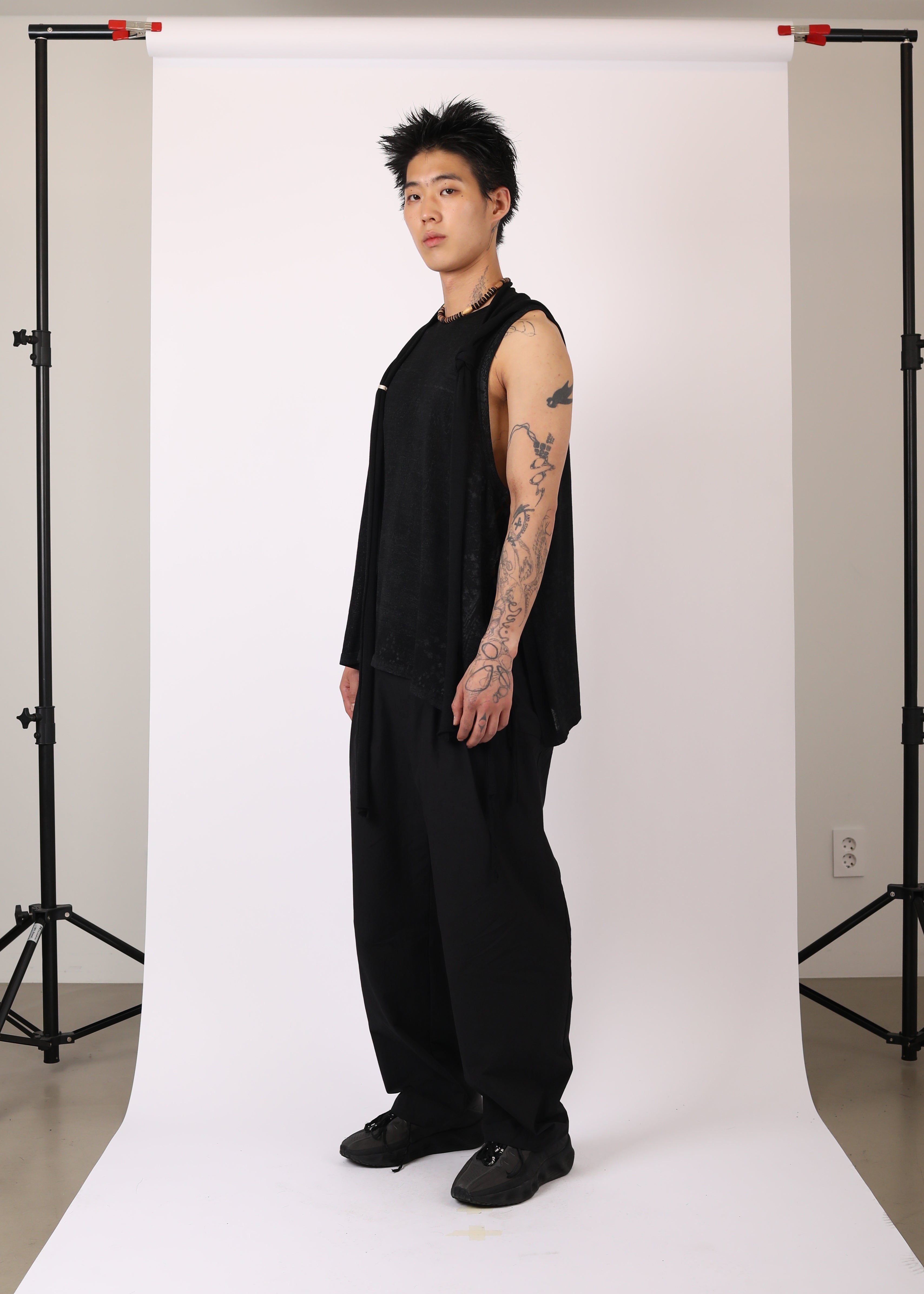 SLEEVELESS KNIT w/ MACRAME HOODIE BLACK