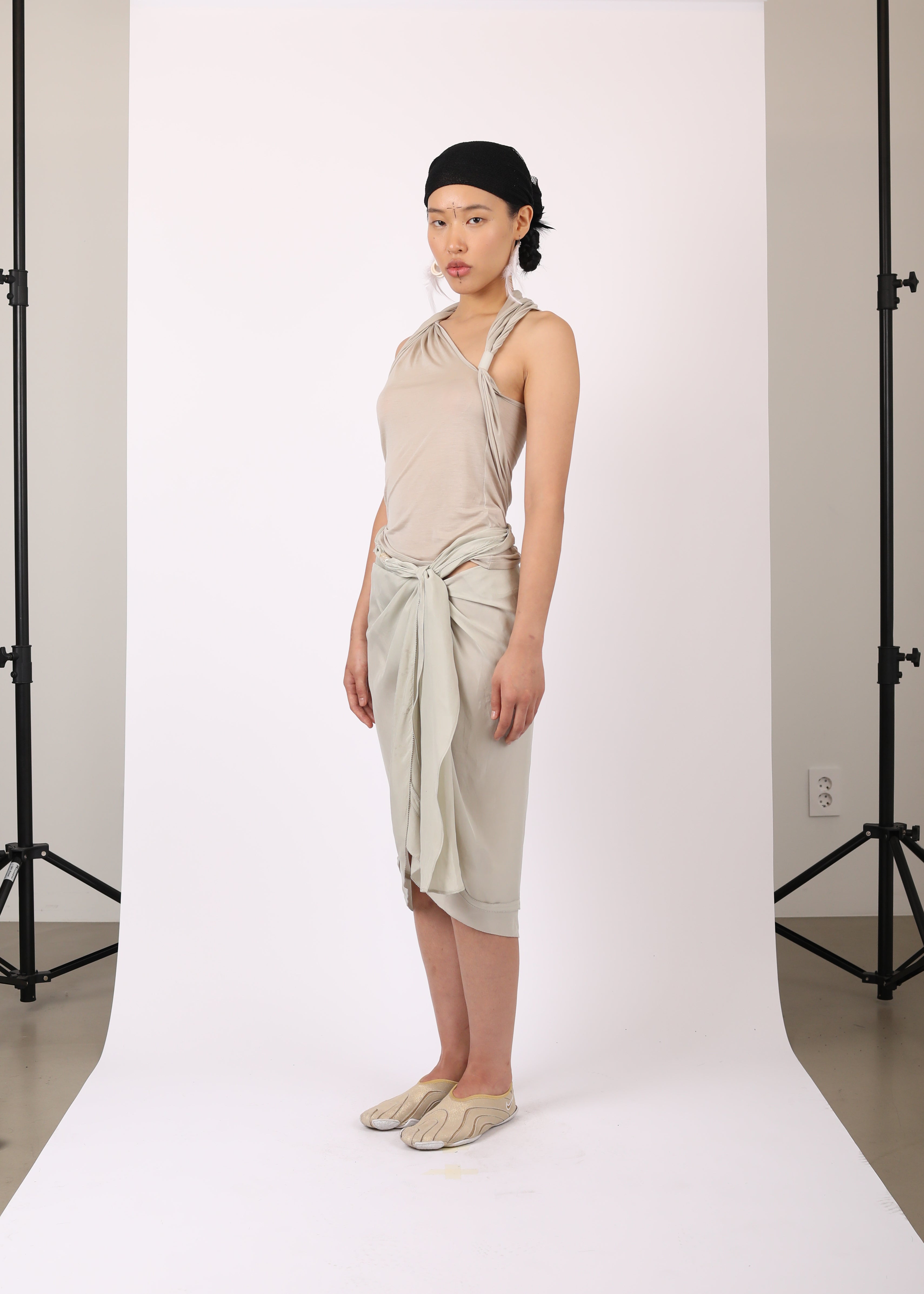 SLEEVELESS KNOT TOP w/ BACK STRAP MOSS BEIGE