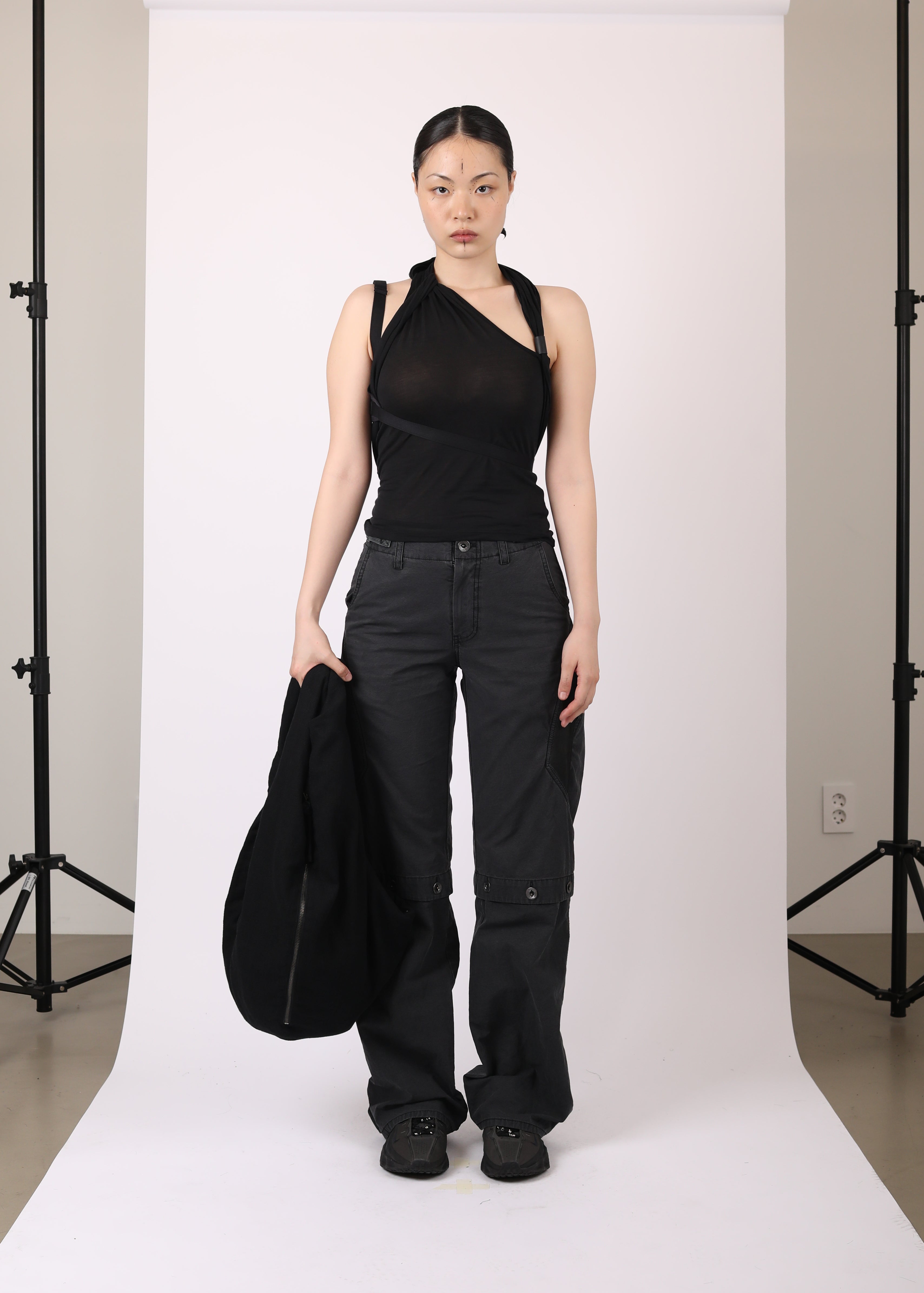 SLEEVELESS KNOT TOP w/ BACK STRAP BLACK