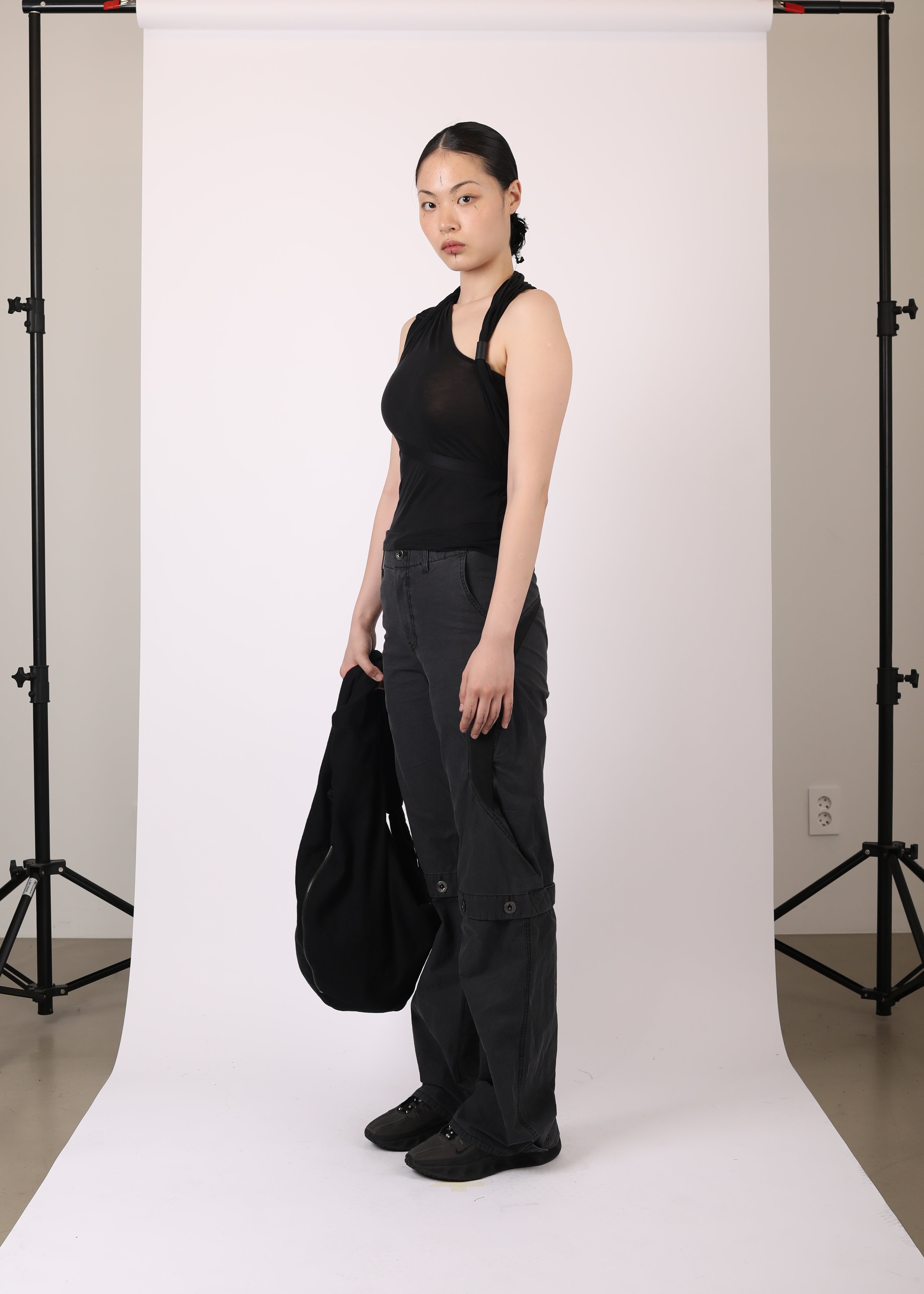 SLEEVELESS KNOT TOP w/ BACK STRAP BLACK