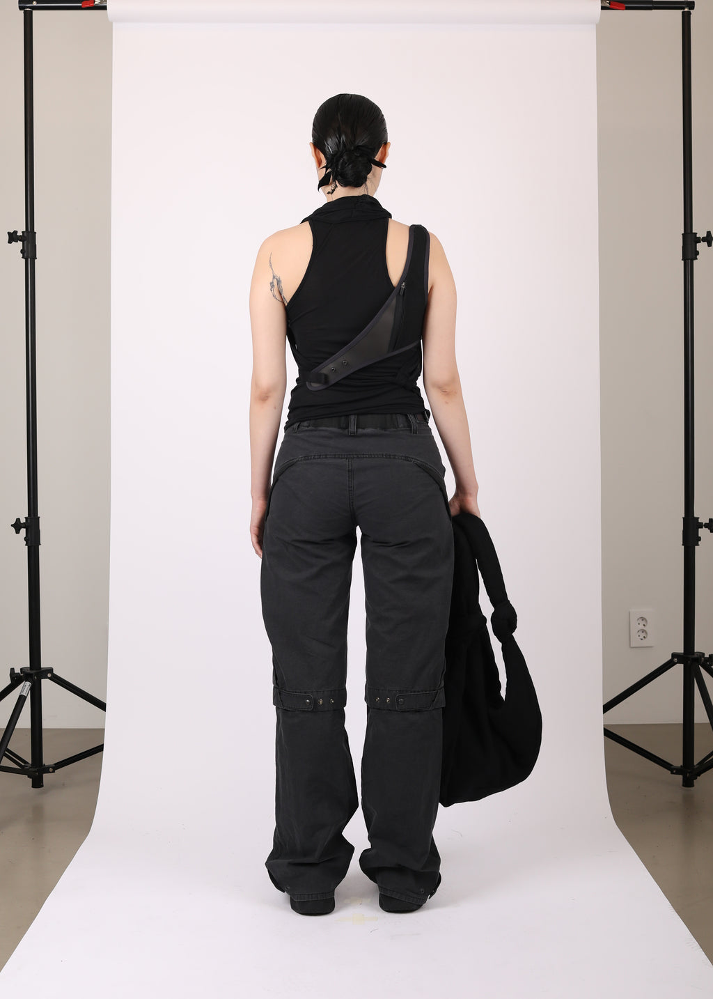 SLEEVELESS KNOT TOP w/ BACK STRAP BLACK