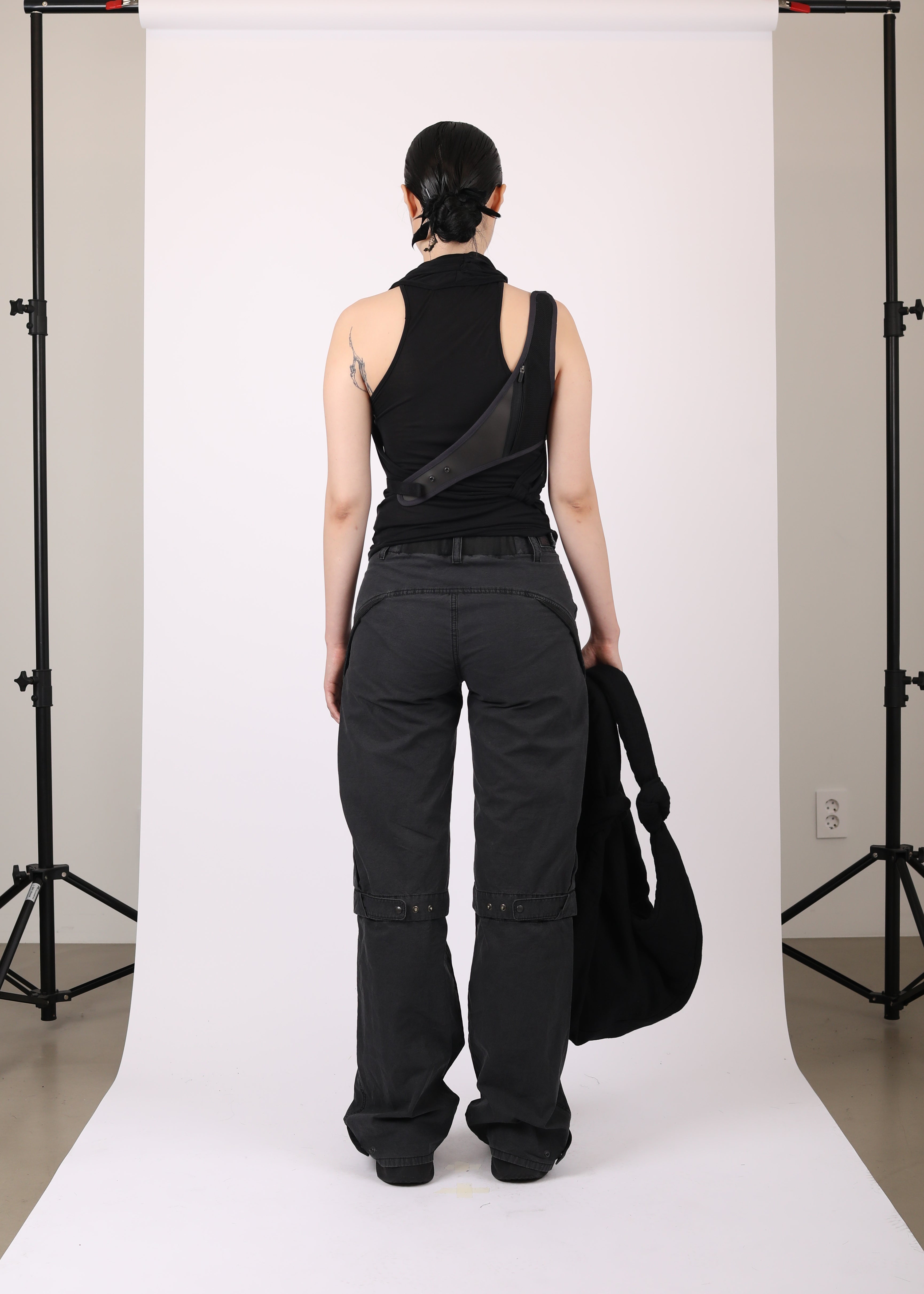 SLEEVELESS KNOT TOP w/ BACK STRAP BLACK