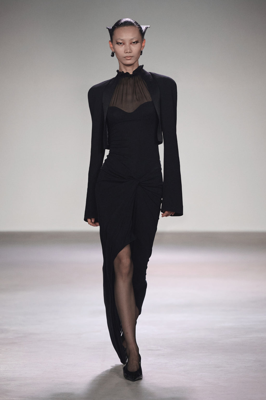 TAILORED ROUND-SHOULDER CROPPED BLAZER BLACK