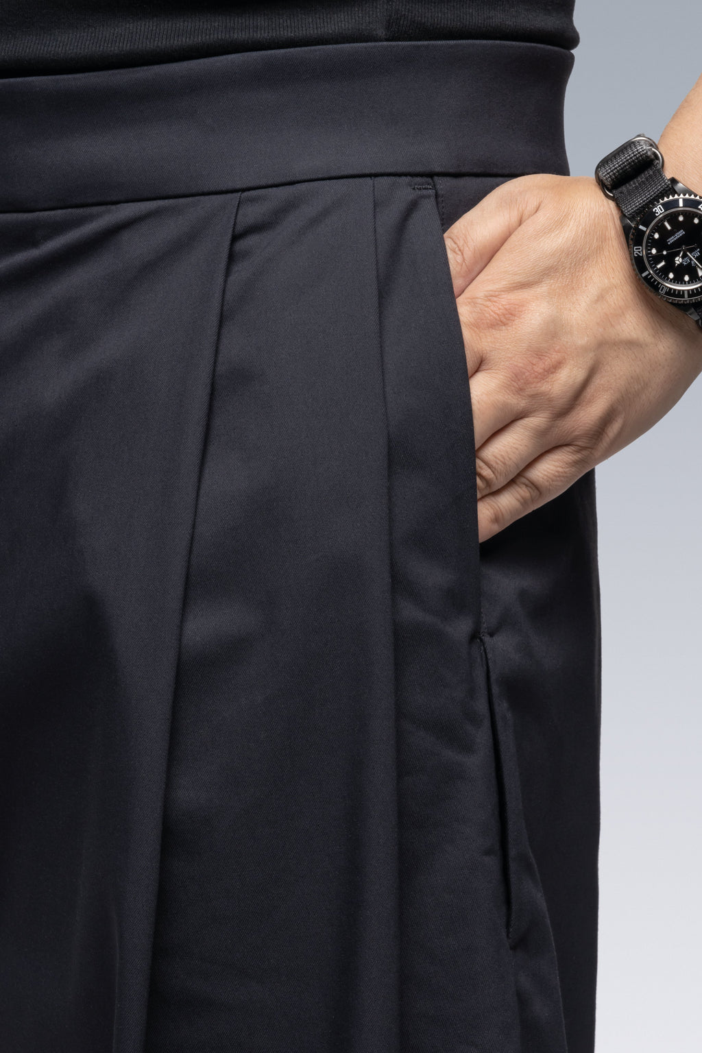 P48-CH Micro Twill Pleated Trouser - Schwarzgrün