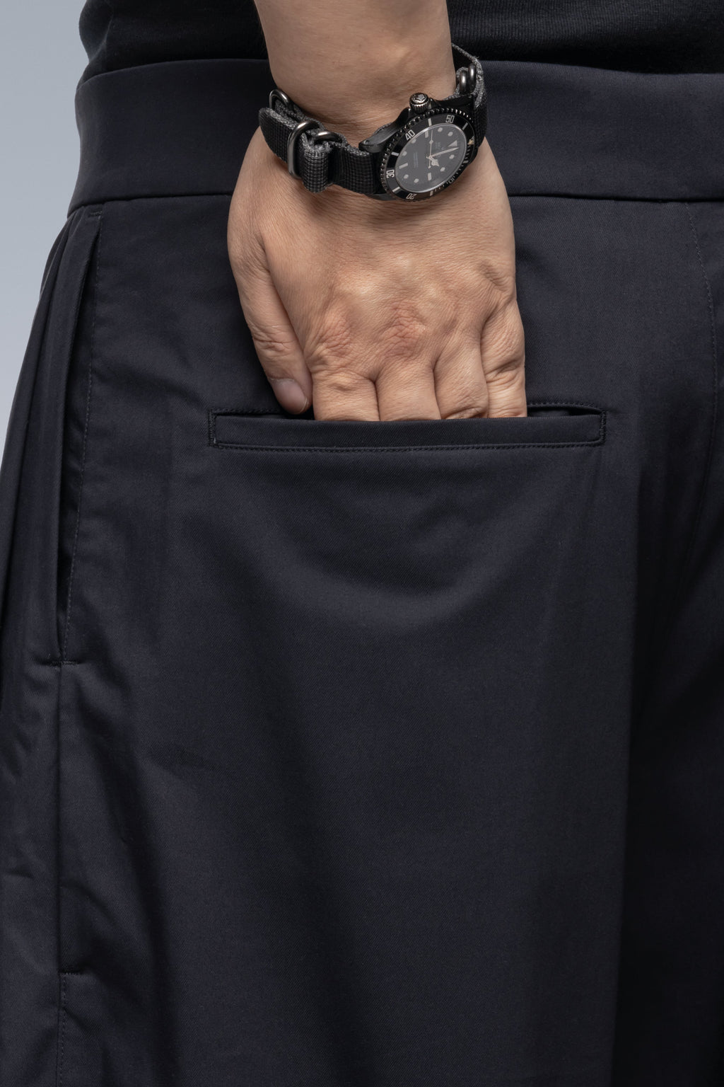 P48-CH Micro Twill Pleated Trouser - Schwarzgrün