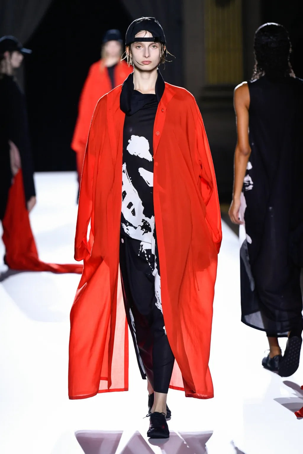 BACKSIDE SLIT LONG BLOUSE RED