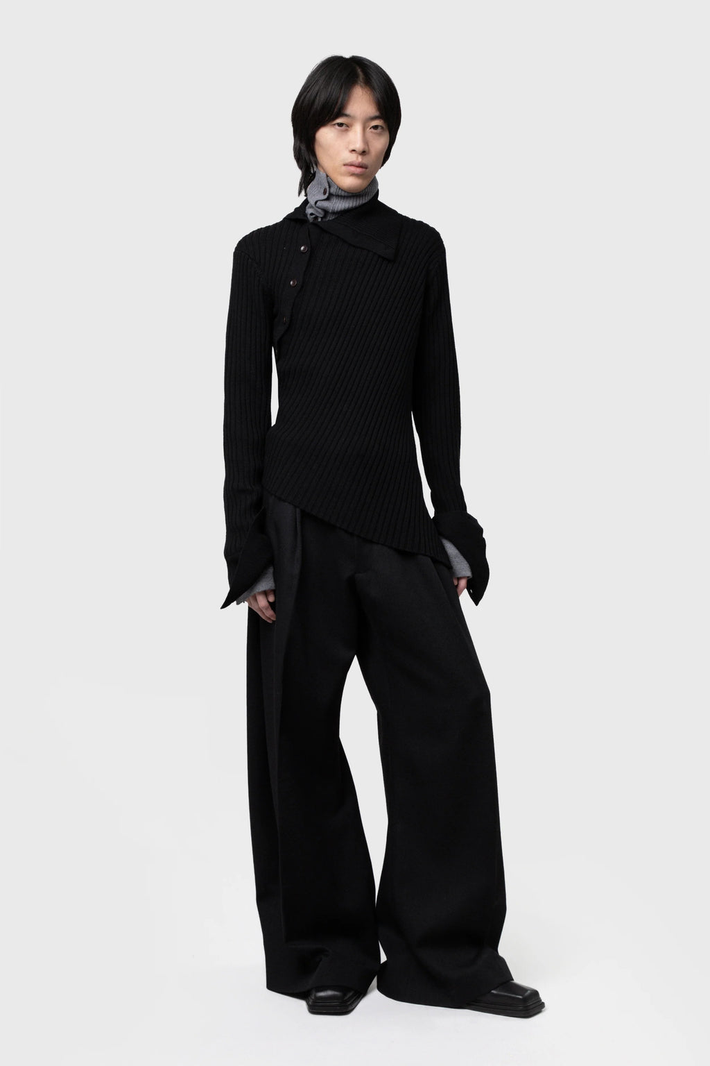 ASYMETRICAL TURTLE NECK BLACK