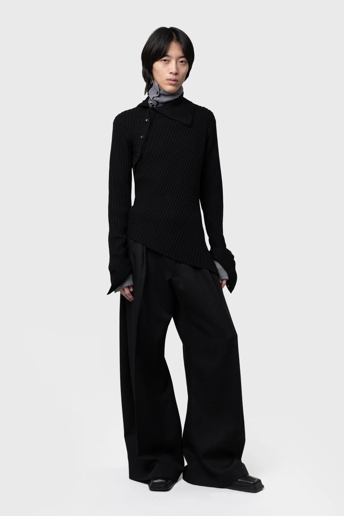 ASYMETRICAL TURTLE NECK BLACK