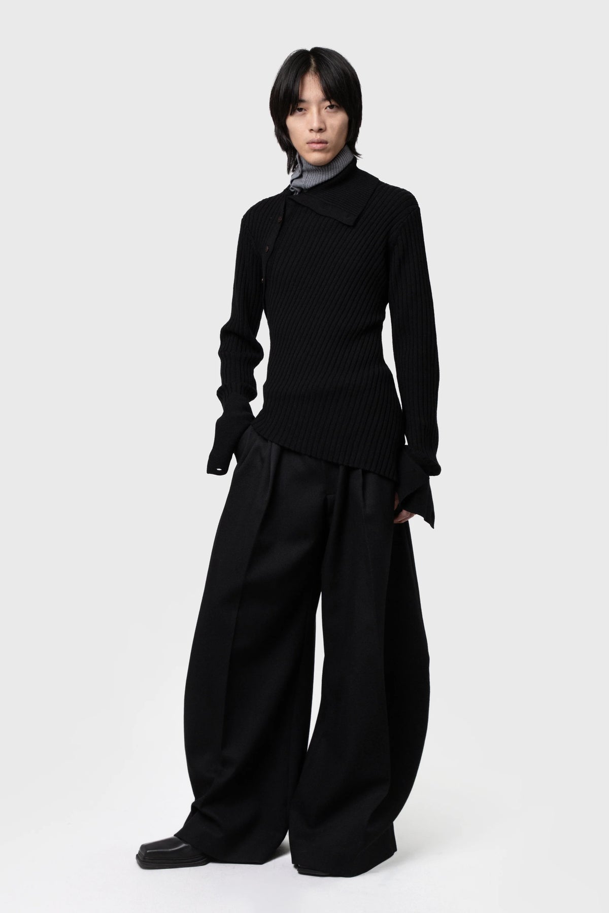 ASYMETRICAL TURTLE NECK BLACK