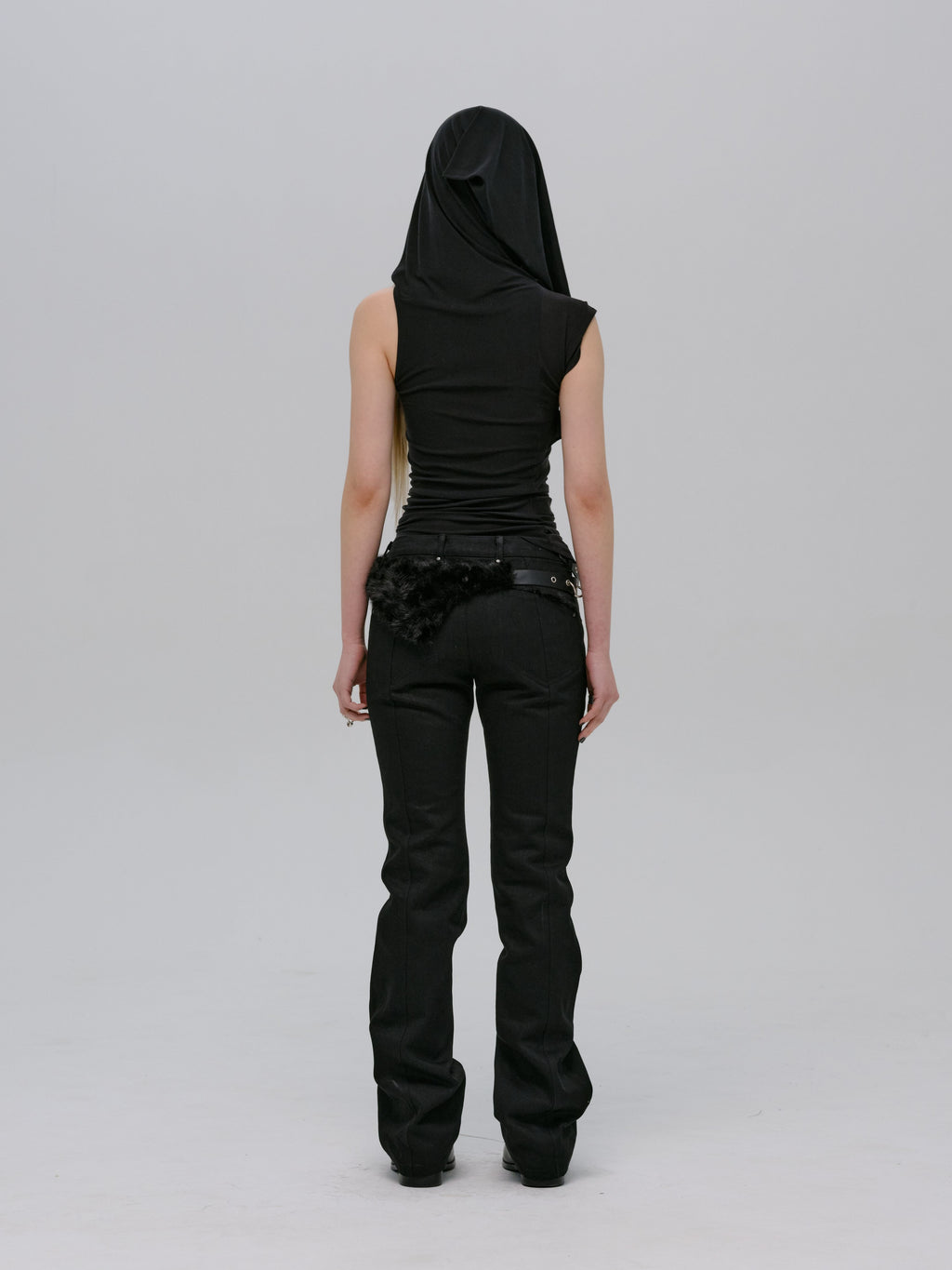 HOODED SLEEVELESS BLACK