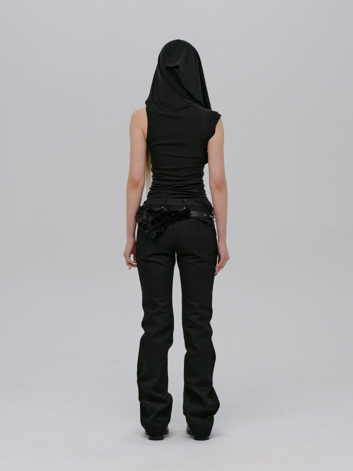 HOODED SLEEVELESS BLACK