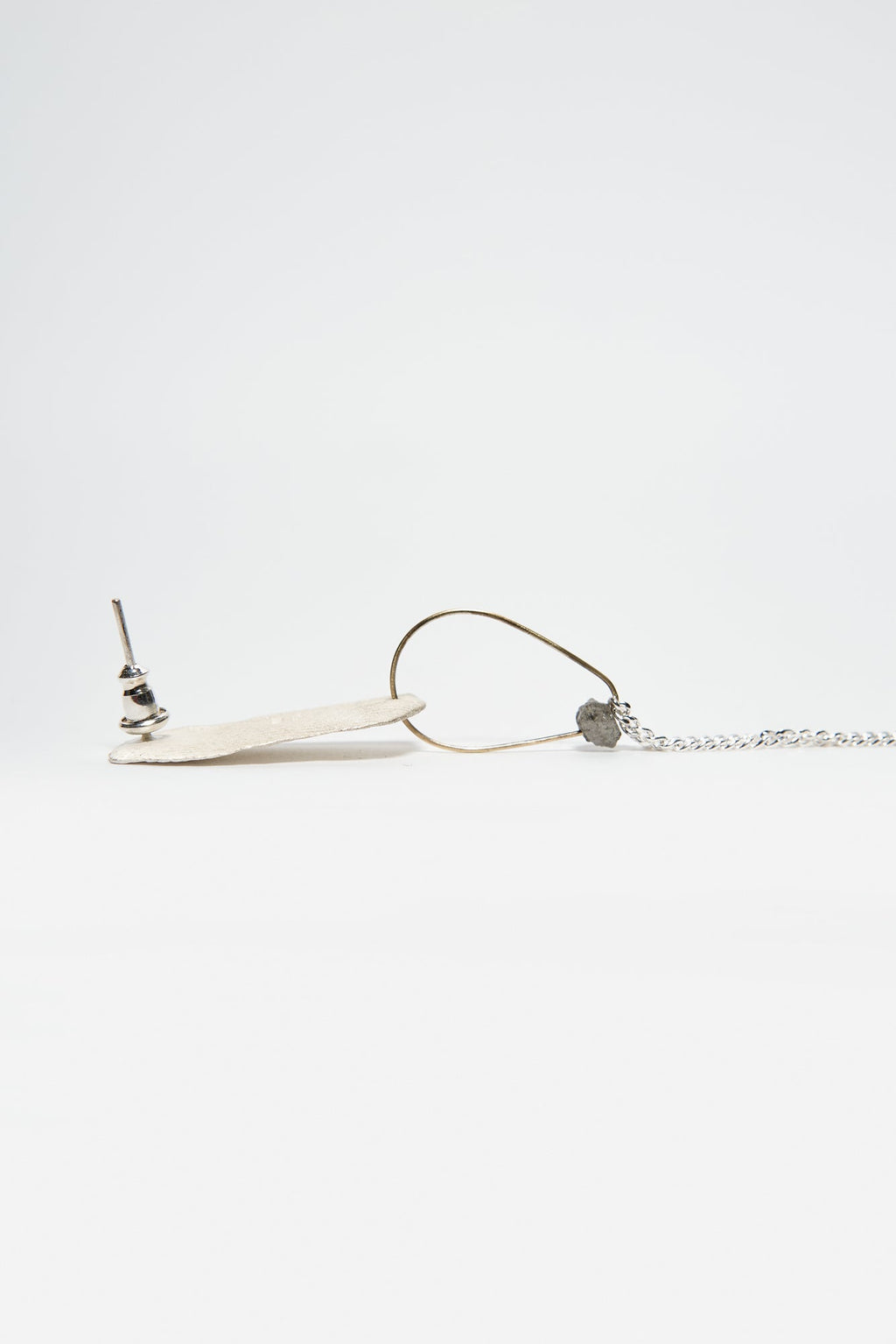 WHITE EAR STUD W/ CHAIN