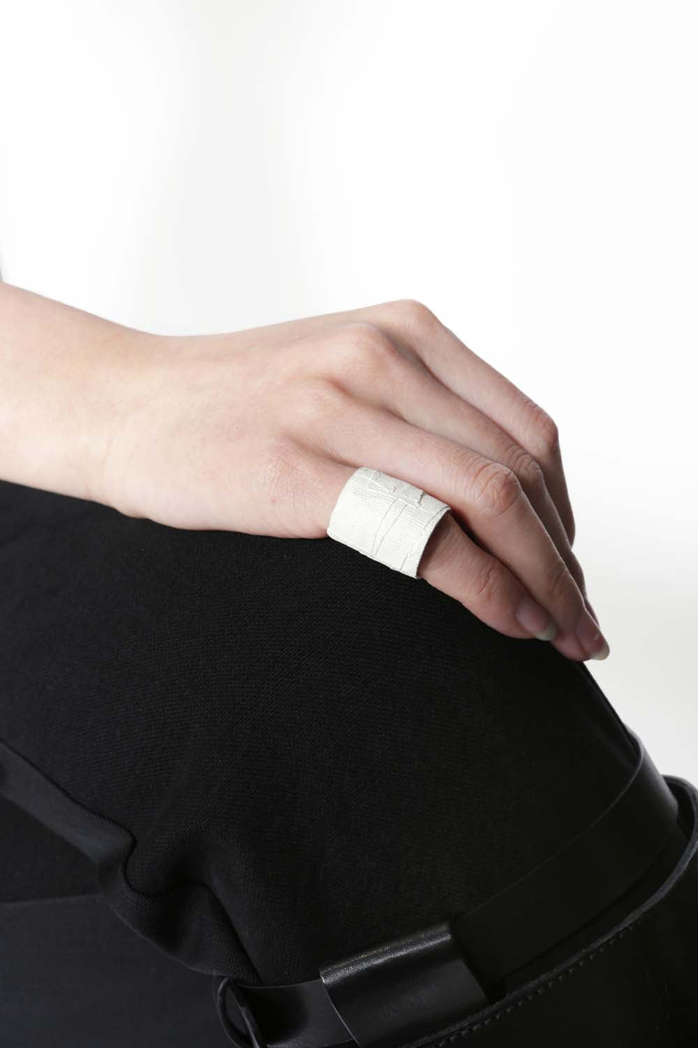 VTGR02 WHITE BANDAGE RING